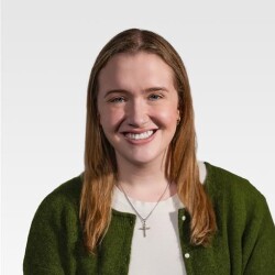 Laura Travis headshot