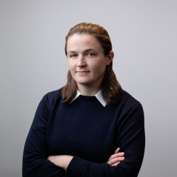 Lauren Vella headshot